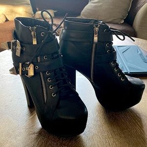 Heeled boots